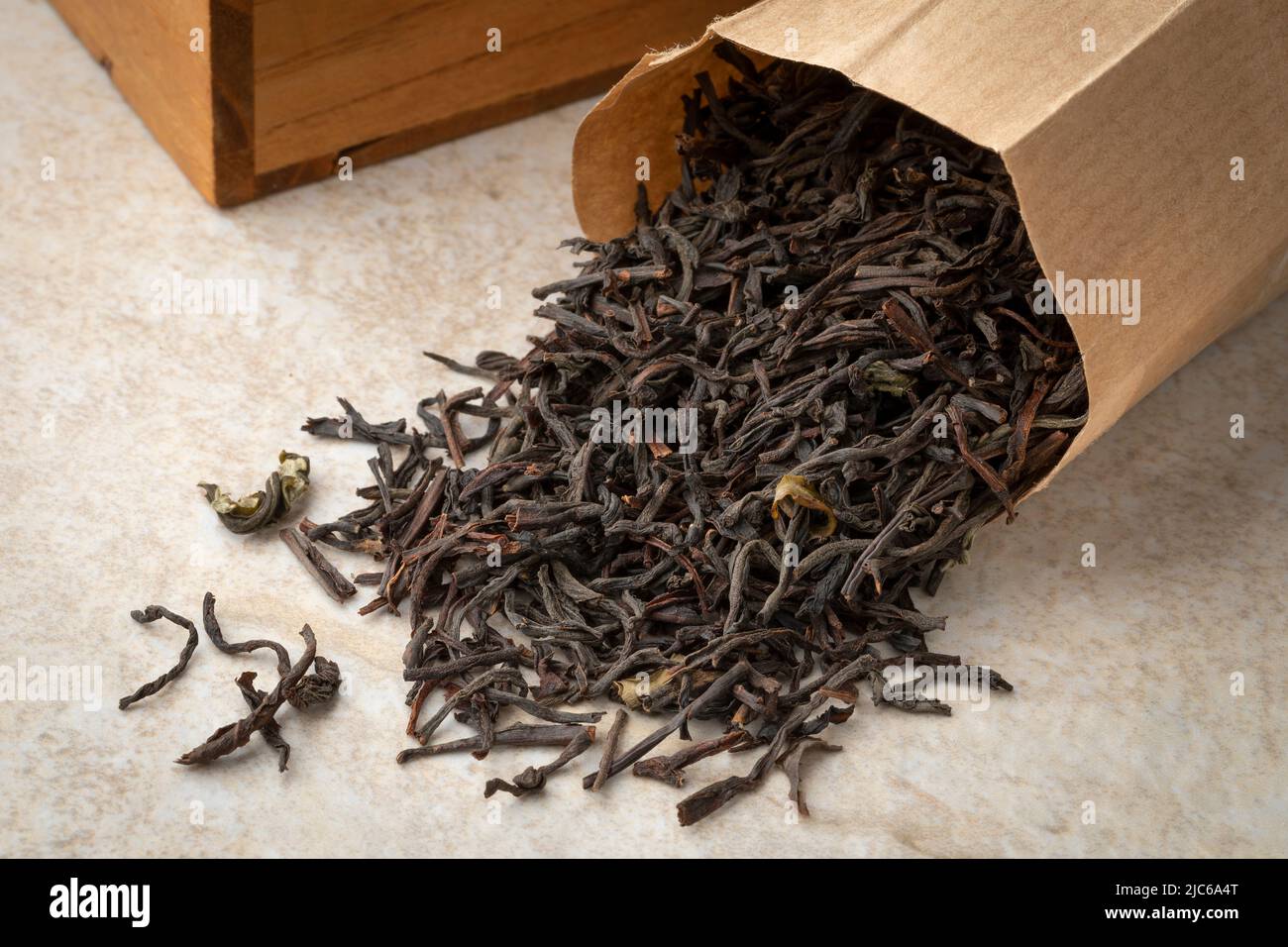 Sacchetto di carta con Ceylon essiccato frullare le foglie di tè da vicino Foto Stock
