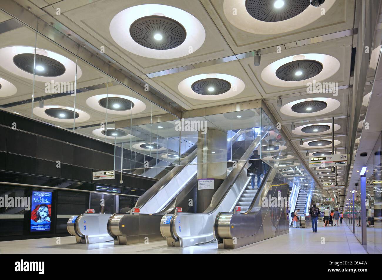 Londra, Regno Unito. Stazione di Paddington sulla linea Elizabeth (Crossrail) di recente apertura. Livello della piattaforma con scale mobili fino all'uscita e alla stazione della linea principale. Foto Stock