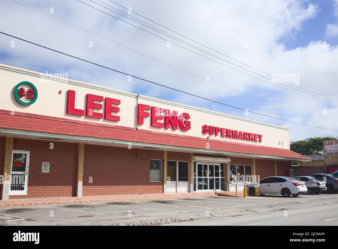 ORANJESTAD, ARUBA - 4 DICEMBRE 2021: Lee Feng supermercato, uno dei molti negozi di alimentari cinesi su Aruba, situato lungo Nassaustraat a Oranjestad Foto Stock