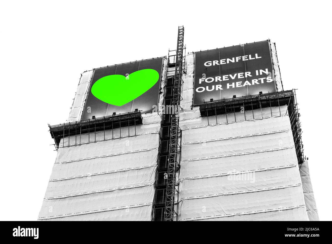 Immagine del giugno 2019 scattata poco dopo il servizio commemorativo alla Torre di Grenfell. Bianco e nero con cuore verde di Grenfell. Foto Stock