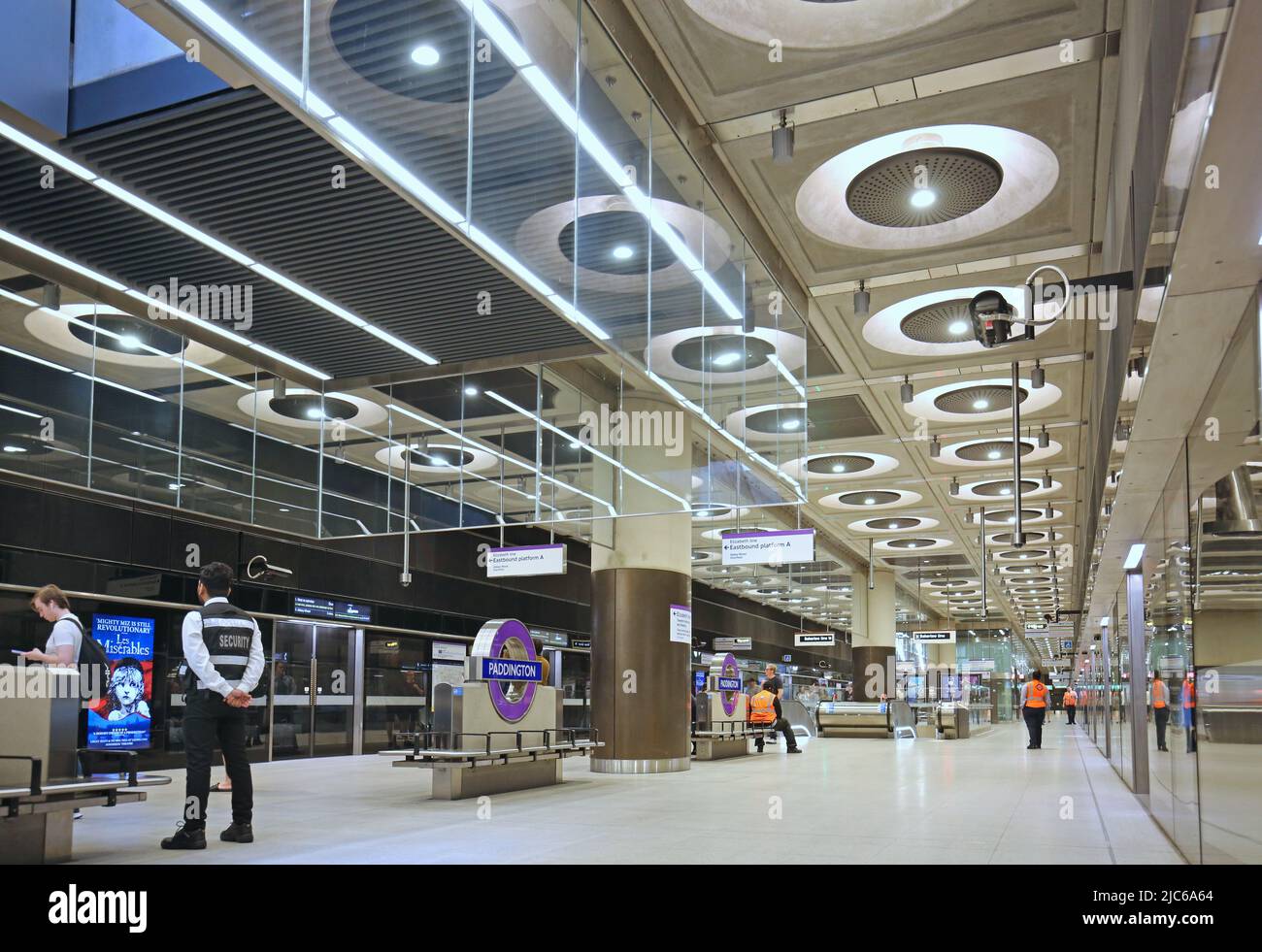 Londra, Regno Unito. Stazione di Paddington sulla linea Elizabeth (Crossrail) di recente apertura. Mostra il livello della piattaforma, incluse le griglie di estrazione del fumo (in alto a sinistra) Foto Stock