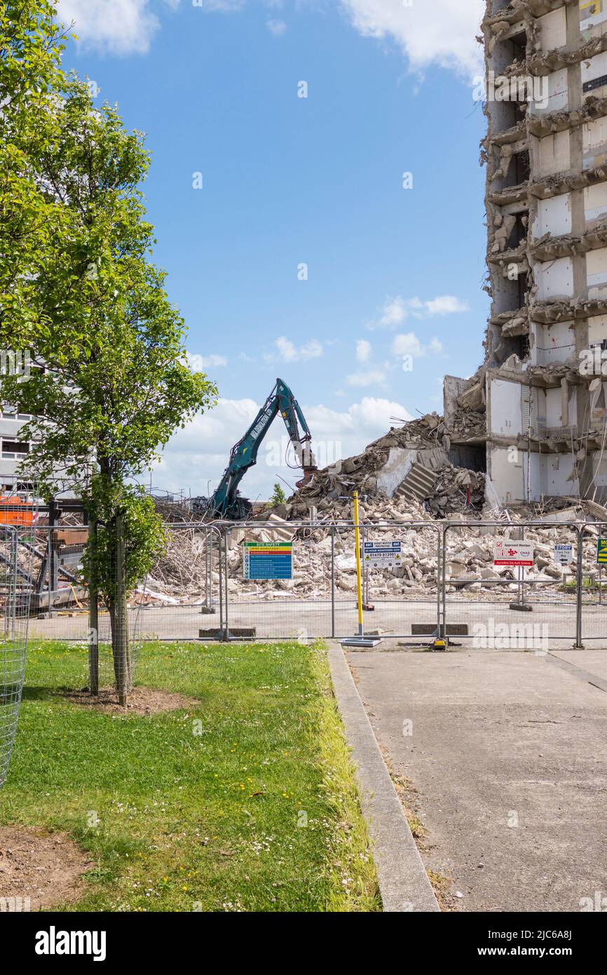 Thornaby, UK 10th June 2022.i lavori di demolizione sono iniziati su 2 blocchi di appartamenti alti e alti della città. I lavoratori hanno iniziato a lavorare su Anson House e la vicina Hudson House dovrebbe anche essere demolita per fare posto a nuove abitazioni. David Dixon / Alamy Foto Stock