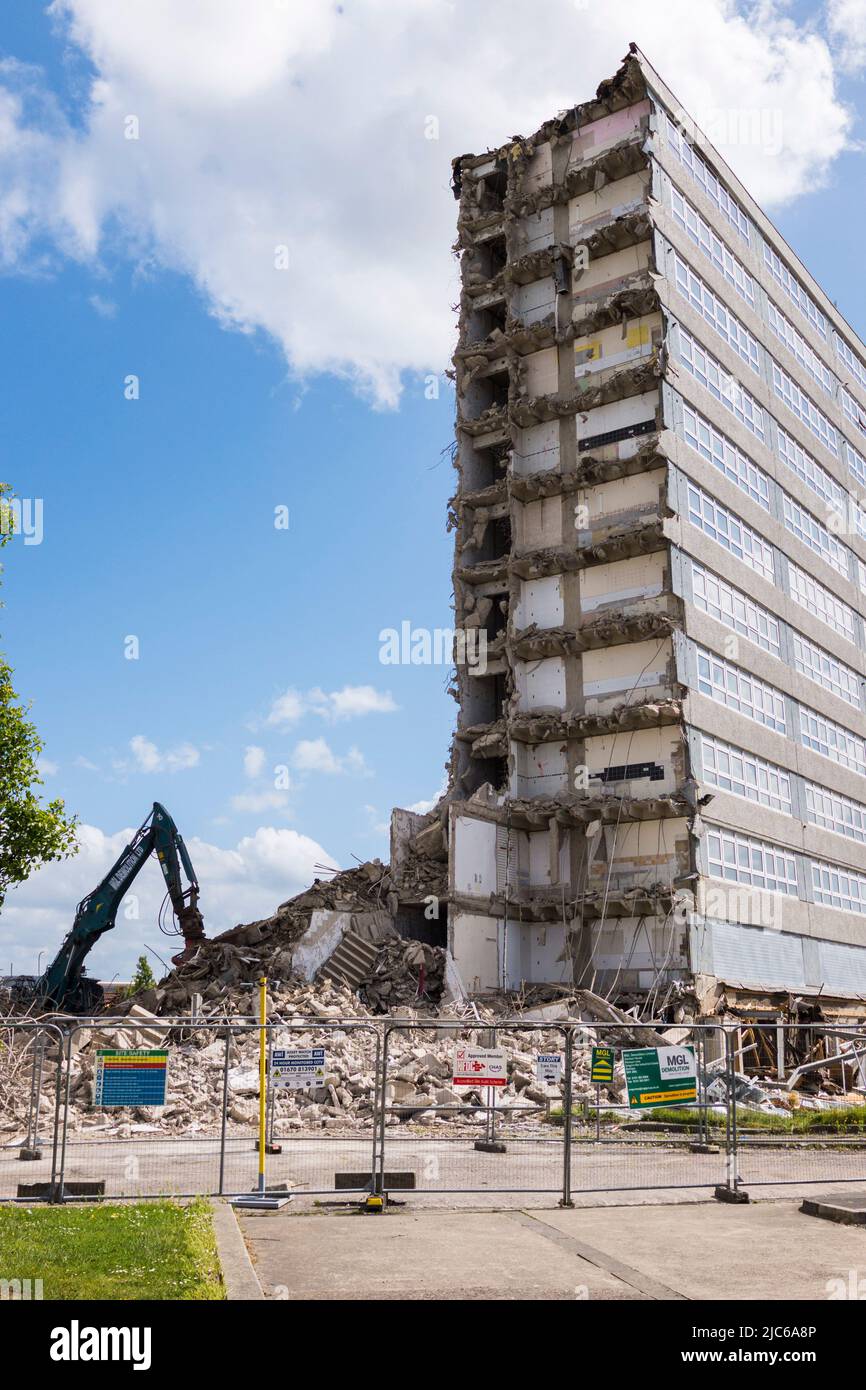 Thornaby, UK 10th June 2022.i lavori di demolizione sono iniziati su 2 blocchi di appartamenti alti e alti della città. I lavoratori hanno iniziato a lavorare su Anson House e la vicina Hudson House dovrebbe anche essere demolita per fare posto a nuove abitazioni. David Dixon / Alamy Foto Stock