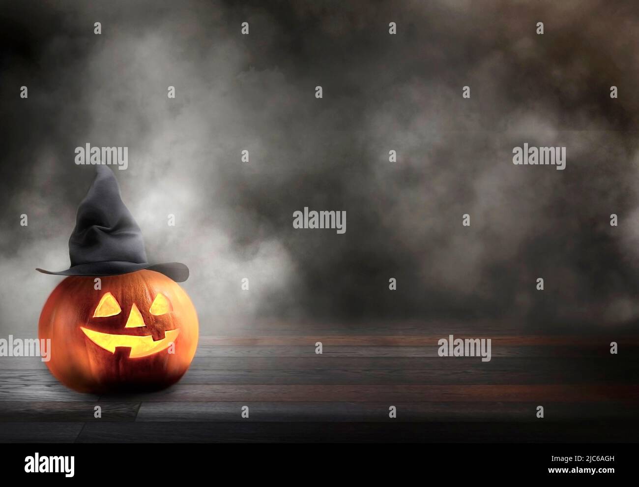 Zucca di Halloween su pavimento di legno in spazio vuoto nebbia scura room.Advertisement disegno sfondo. Foto Stock