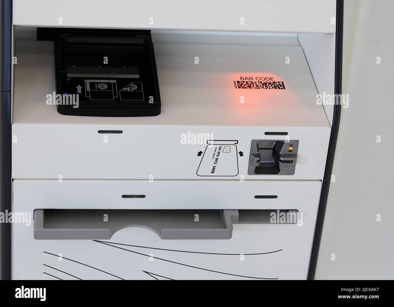 Pannello di banco self-service per check-in self-service, pannello di check-in self-service o pannello di chiosco all'aeroporto. Innovativo contatore self-service. Foto Stock