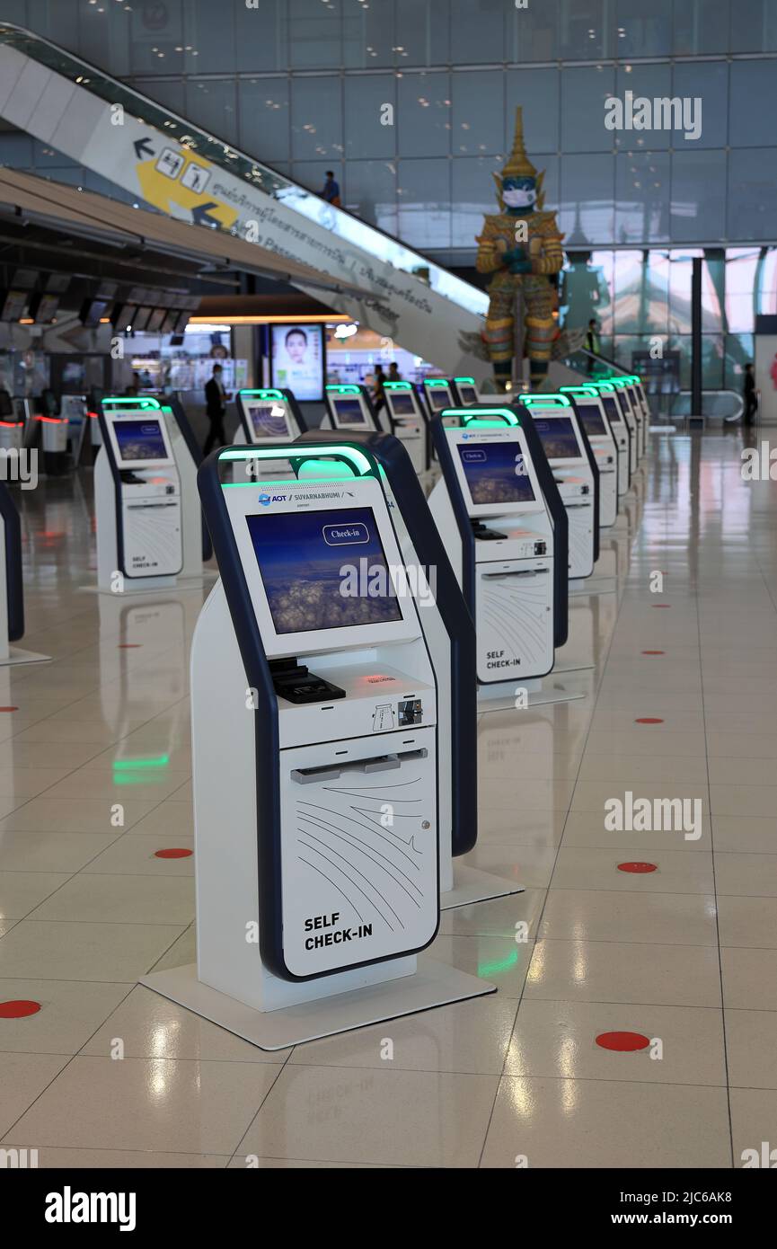 Check-in self-service o self-service e chiosco dell'help desk all'aeroporto per il check-in, la stampa della carta d'imbarco o l'acquisto del biglietto. Foto Stock