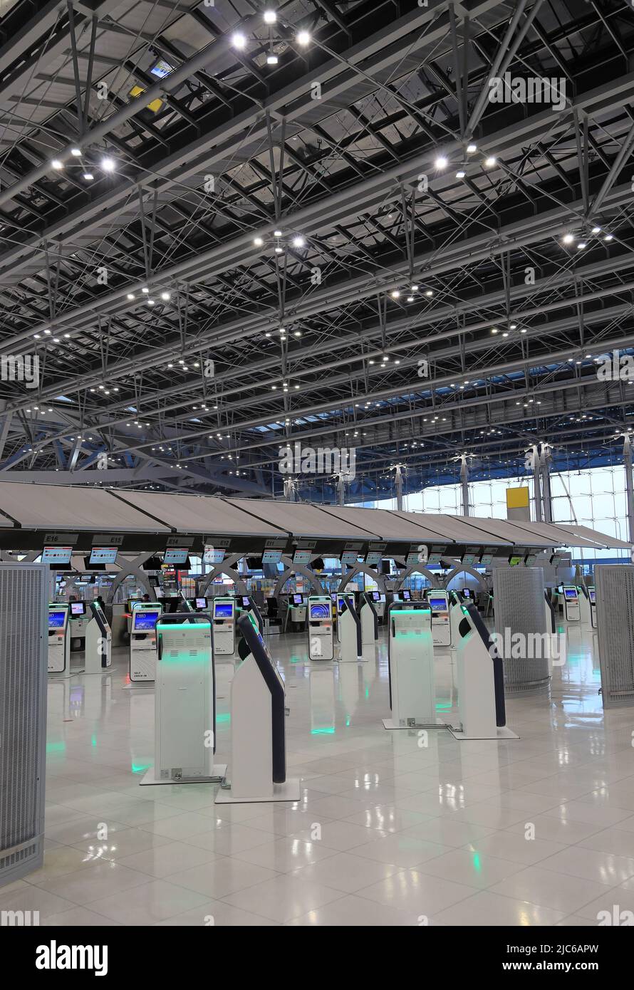 Check-in self-service o self-service e chiosco dell'help desk all'aeroporto per il check-in, la stampa della carta d'imbarco o l'acquisto del biglietto. Foto Stock