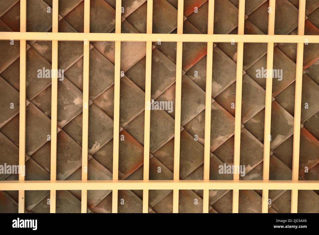 Tradizionale falda in legno sotto tetto piastrellato, telaio in legno del tetto in costruzione. Foto Stock
