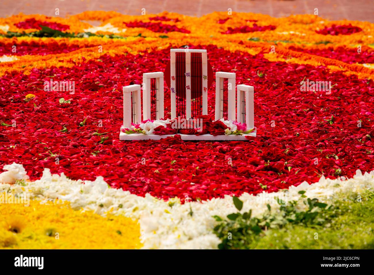 Replica del minar Cental Shaheed è visto in occasione della Giornata Internazionale della Lingua Madre, a Dhaka, Bangladesh. Foto Stock