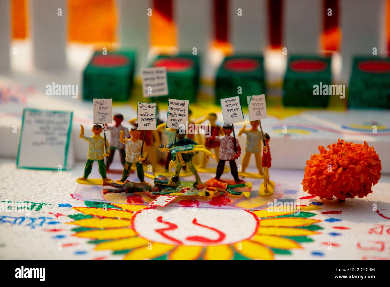 Una replica di Shaheed Minar realizzata in styrofoam esposta sul Central Shaheed Minar in occasione della Giornata Internazionale della Lingua Madre e LAN Foto Stock