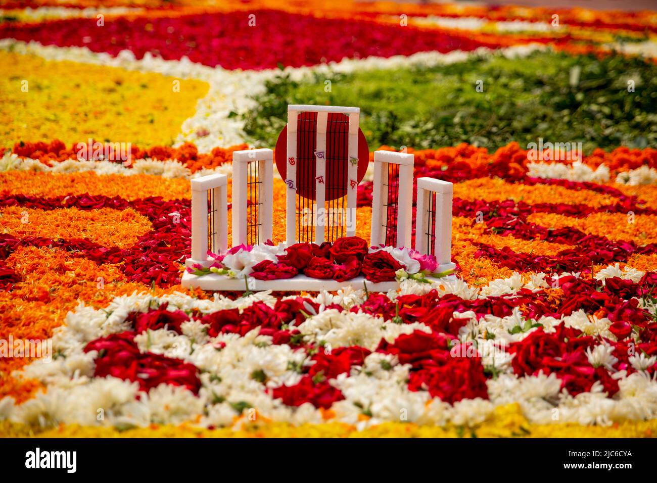 Replica del minar Cental Shaheed è visto in occasione della Giornata Internazionale della Lingua Madre, a Dhaka, Bangladesh. Foto Stock