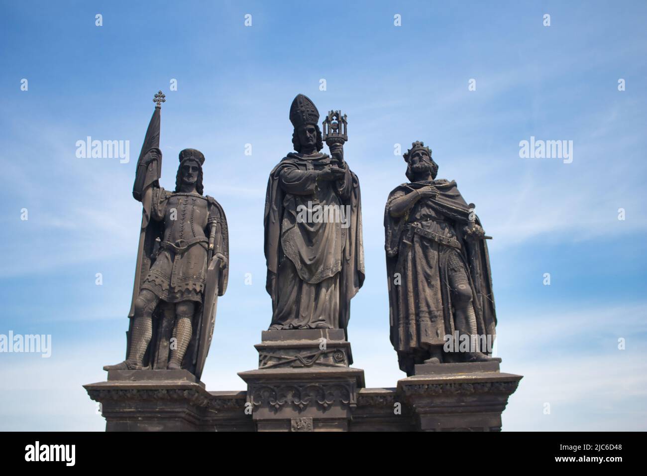 Statua dei Santi Norbert di Xanten, Venceslao e Sigismondo sul ponte Carlo, Praga. Repubblica Ceca Foto Stock