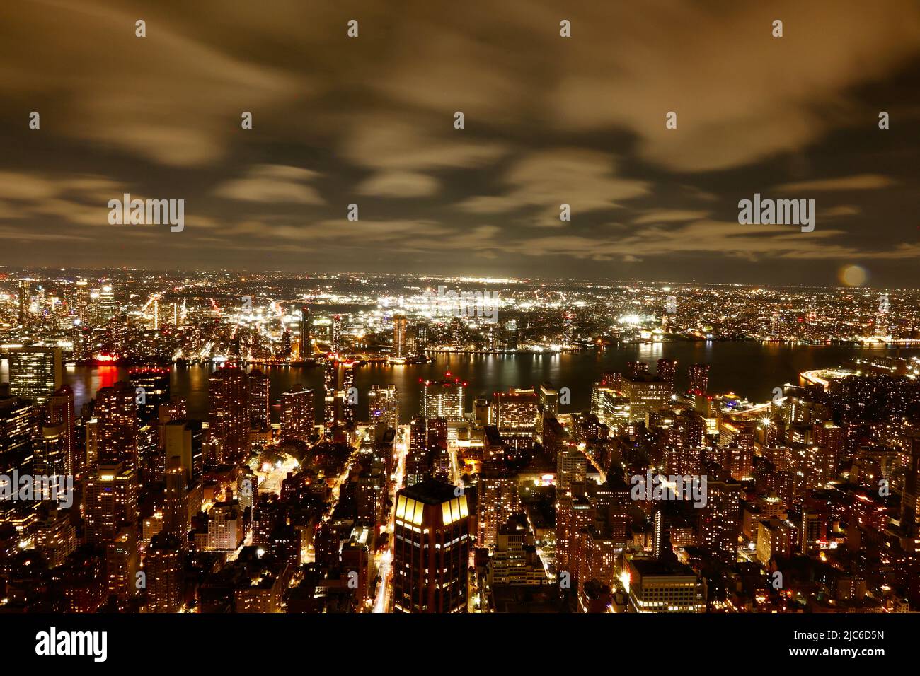 Vista aerea notturna dello skyline sul fiume Hudson, New Yersey e Manhattan, New York Foto Stock