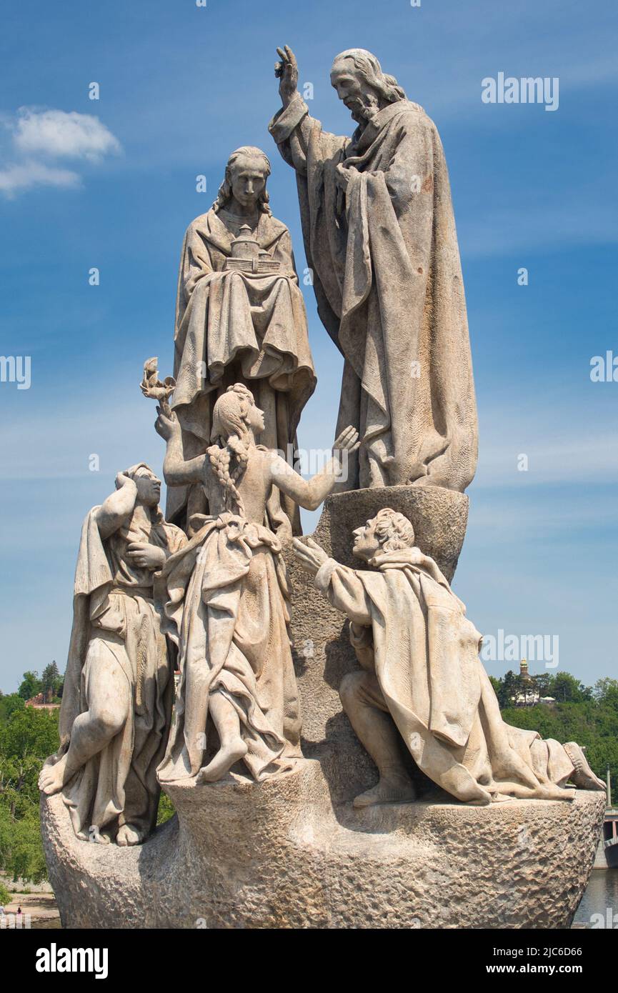 Statua di San Cirillo e San Metodio sul ponte Carlo, Praga. Repubblica Ceca Foto Stock
