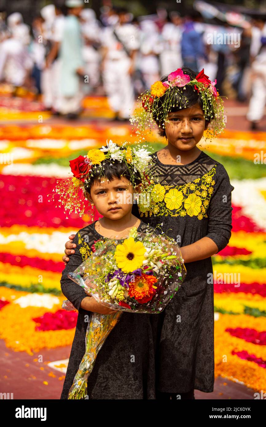 Due bambine sono venute a rendere omaggio ai martiri del movimento linguistico nel 1952, presso lo Shaheed Minar centrale, a Dhaka, su ‘International Mother LAN Foto Stock