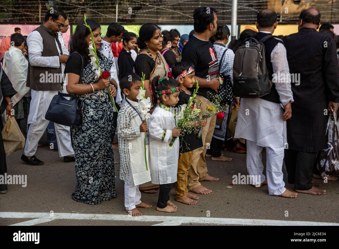 Una folla si muove per strada per commemorare i sacrifici del movimento linguistico del 1952 al Minar Shaheed centrale a Dhaka, Bangladesh. Foto Stock