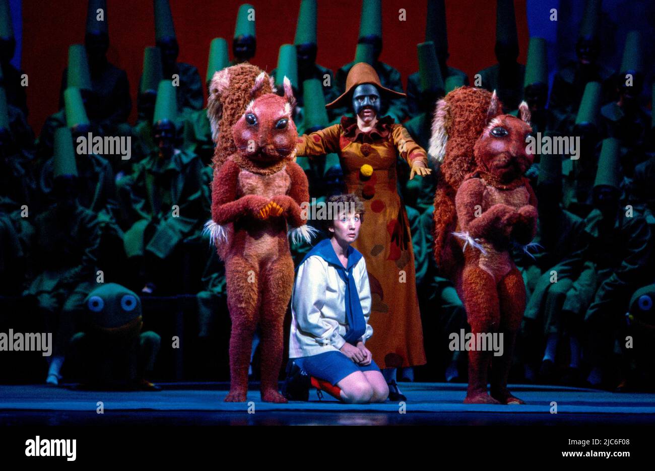 Ann Murray (Child) in l’ENFANT ET LES SORTILEGES alla Royal Opera, Covent Garden, Londra WC2 19/09/1983 musica: Maurice Ravel libretto: Colette Direttore: David Atherton design: David Hockney Lighting: Robert Bryan regista: John Dexter Foto Stock