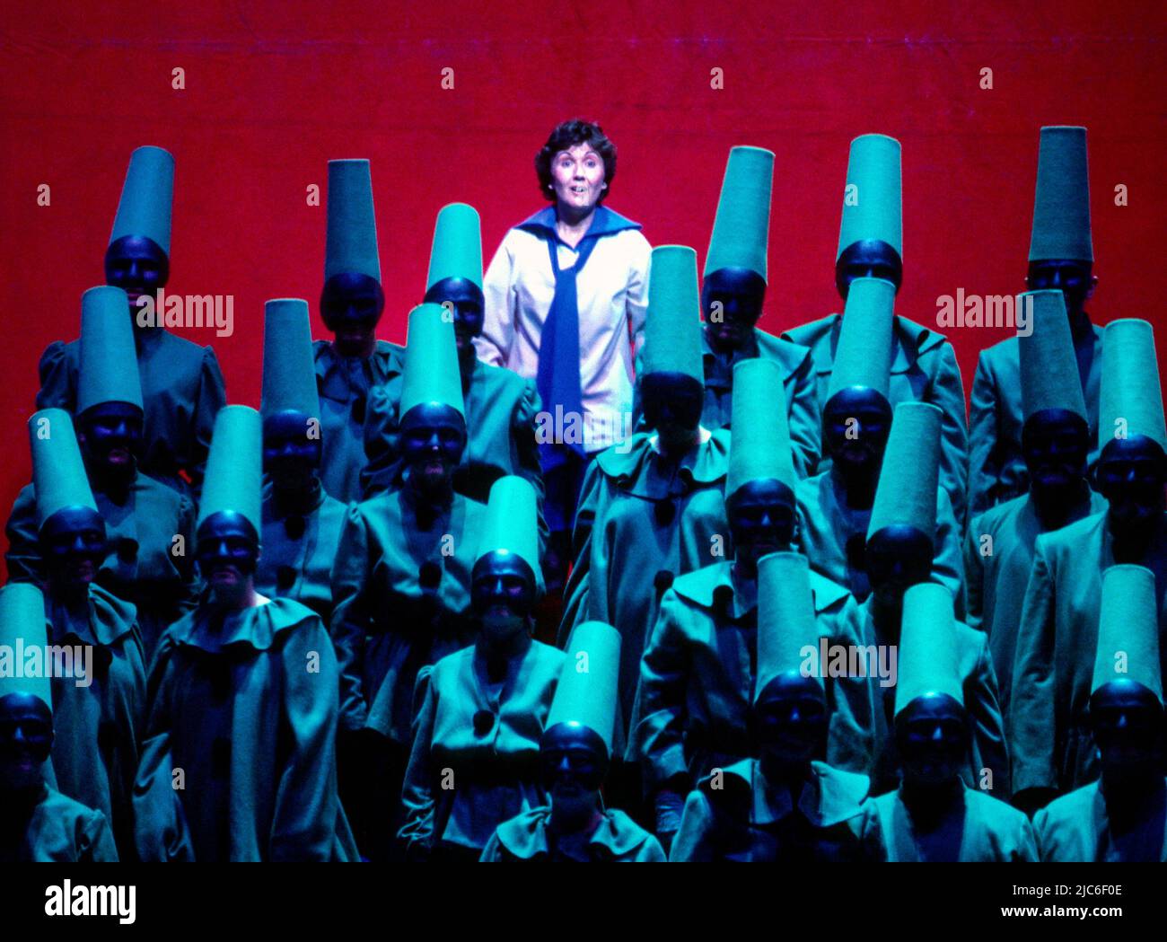 Ann Murray (Child) in l’ENFANT ET LES SORTILEGES alla Royal Opera, Covent Garden, Londra WC2 19/09/1983 musica: Maurice Ravel libretto: Colette Direttore: David Atherton design: David Hockney Lighting: Robert Bryan regista: John Dexter Foto Stock