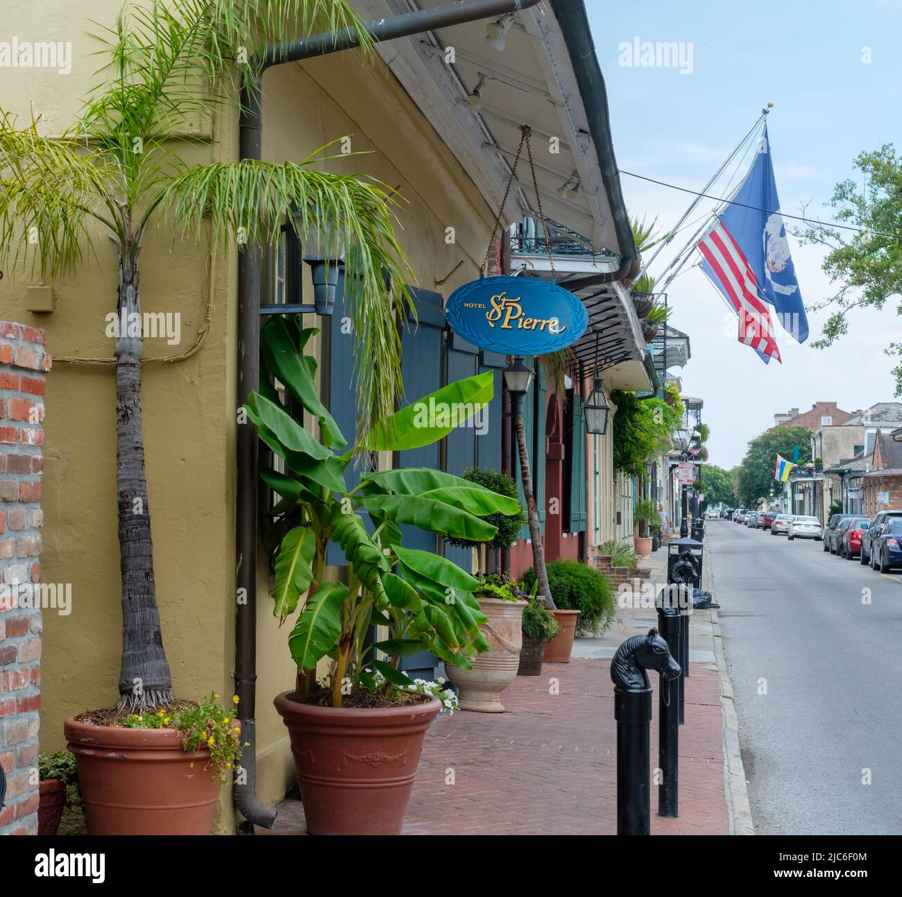 NEW ORLEANS, LA, USA - 9 GIUGNO 2022: Vista frontale angolata dello storico Hotel St. Pierre su Burgundy Street nel quartiere Francese Foto Stock