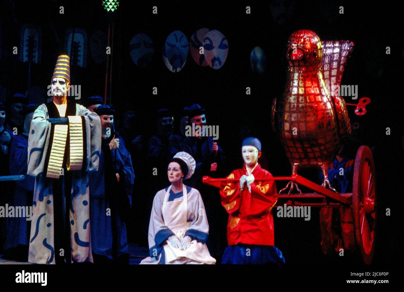 A sinistra: Richard Van Allen (Chamberlain), Anne Howells (Cook) nel NIGHTINGALE alla Royal Opera, Covent Garden, Londra WC2 19/09/1983 musica: Igor Stravinsky libretto: Stepan Mitusov Direttore: David Atherton design: David Hockney illuminazione: Robert Bryan coreografo: Frederick Ashton regista: John Dexter Foto Stock