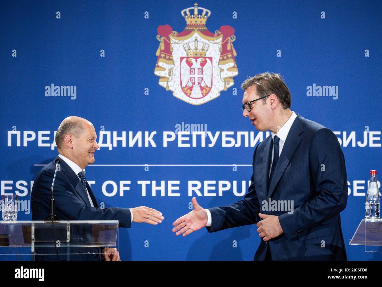 Belgrado, Serbia. 10th giugno 2022. Il cancelliere tedesco OLAF Scholz (SPD) dice Arrivederci ad Aleksander Vucic, presidente della Serbia, dopo la conferenza stampa che ha seguito il loro colloquio. Il primo giorno del viaggio nei Balcani, Scholz visiterà la Serbia, il Kosovo e la Grecia. Il viaggio proseguirà quindi verso il nord della Macedonia e della Bulgaria. Il viaggio si concentrerà sulle prospettive di adesione all'UE per i paesi dei Balcani occidentali. Credit: Michael Kappeler/dpa/Alamy Live News Foto Stock