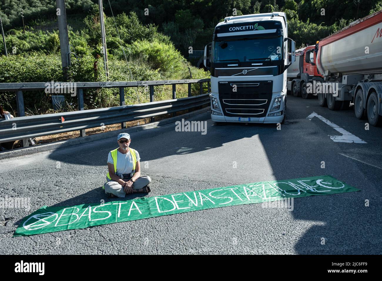 CARRARA, ITALIA. 10/06/2022. I manifestanti "Extinction Rebellion" e "Last Generation" si bloccano e bloccano la strada del marmo a Carrara durante una protesta contro le cave di marmo. Le cave di marmo delle Alpi Apuane sono considerate dagli ambientalisti italiani il più grande disastro ambientale d'Europa. Credit: Misanthroppicture - Manuel Micheli/Alamy Live News Foto Stock