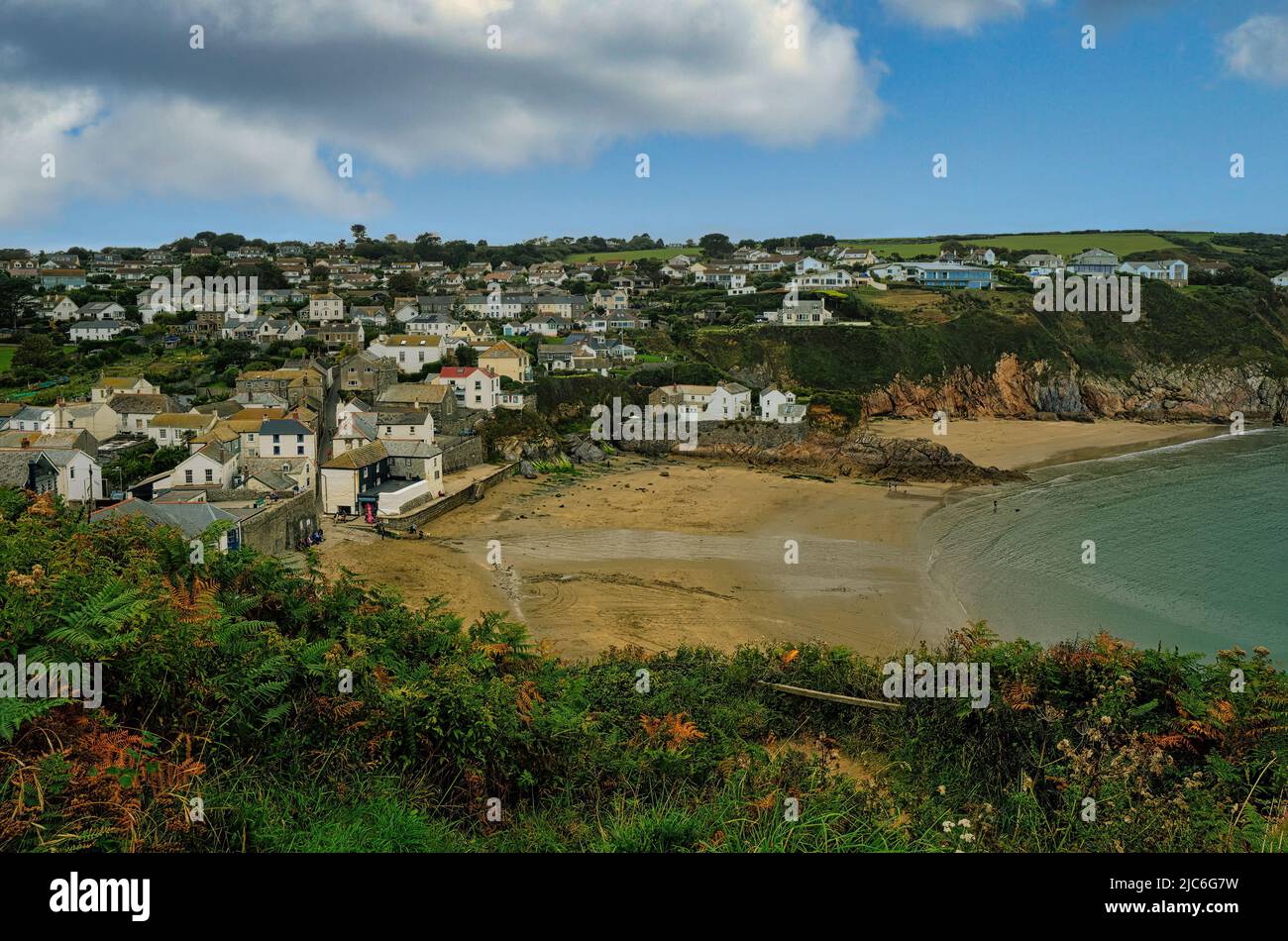 Si affaccia sulla città di Gorran Haven, la sua splendida spiaggia e l'adiacente Little Perhaver Beach. Foto Stock