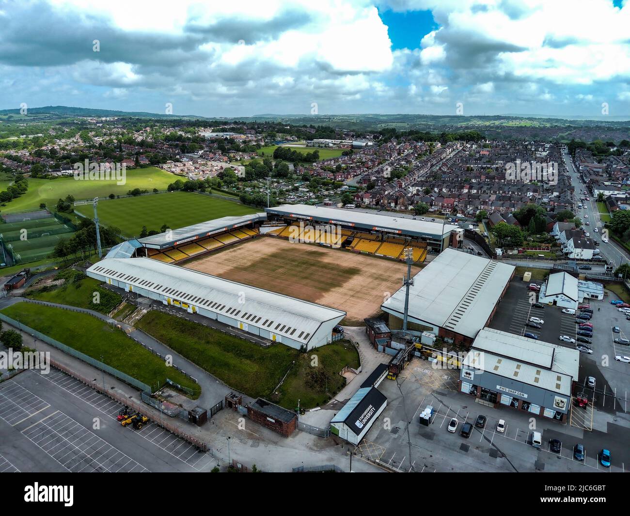 OFF Season vale Park, Port vale Football Club Aerial Image Update , il passo è stato seminato e sanato Foto Stock