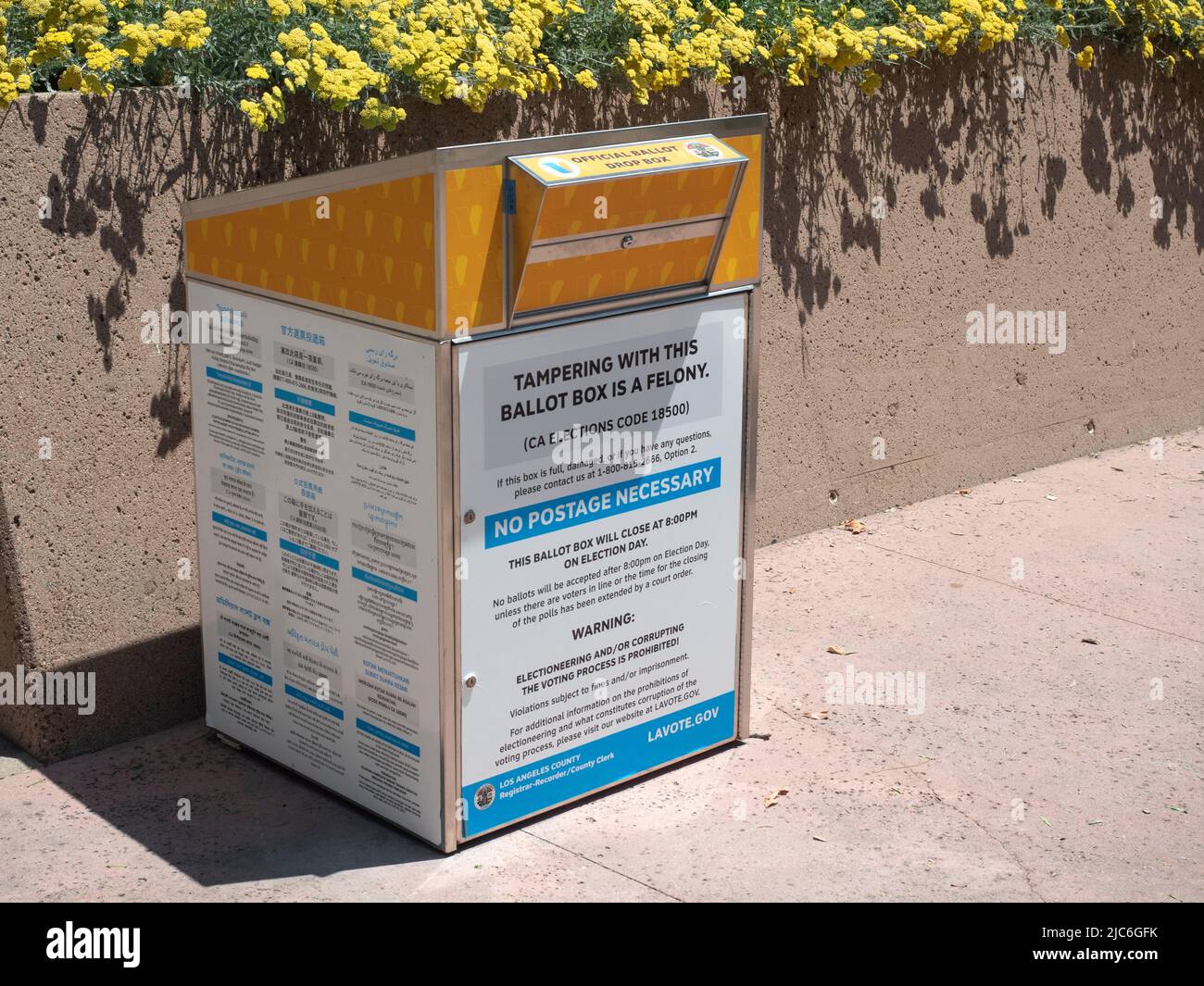 Una drop box voting ballot della contea di Los Angeles è mostrata a Claremont, California il 7 giugno 2022. Foto di Francis Specker Foto Stock
