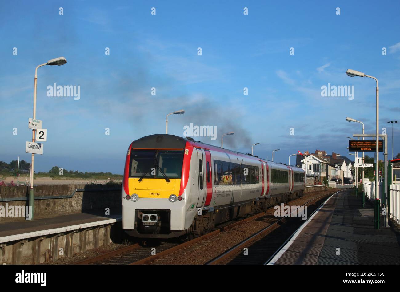 Trasporto per il Galles Rail classe 175 Coradia diesel unità multiple numero 175109 con partenza dalla stazione ferroviaria di Deganwy martedì 6th giugno 2022. Foto Stock