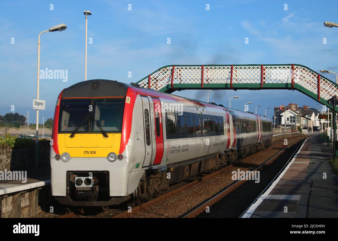 Trasporto per il Galles Rail classe 175 Coradia diesel unità multiple numero 175109 con partenza dalla stazione ferroviaria di Deganwy martedì 6th giugno 2022. Foto Stock