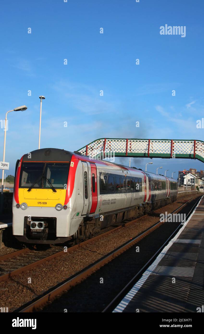 Trasporto per il Galles Rail classe 175 Coradia diesel unità multiple numero 175109 con partenza dalla stazione ferroviaria di Deganwy martedì 6th giugno 2022. Foto Stock