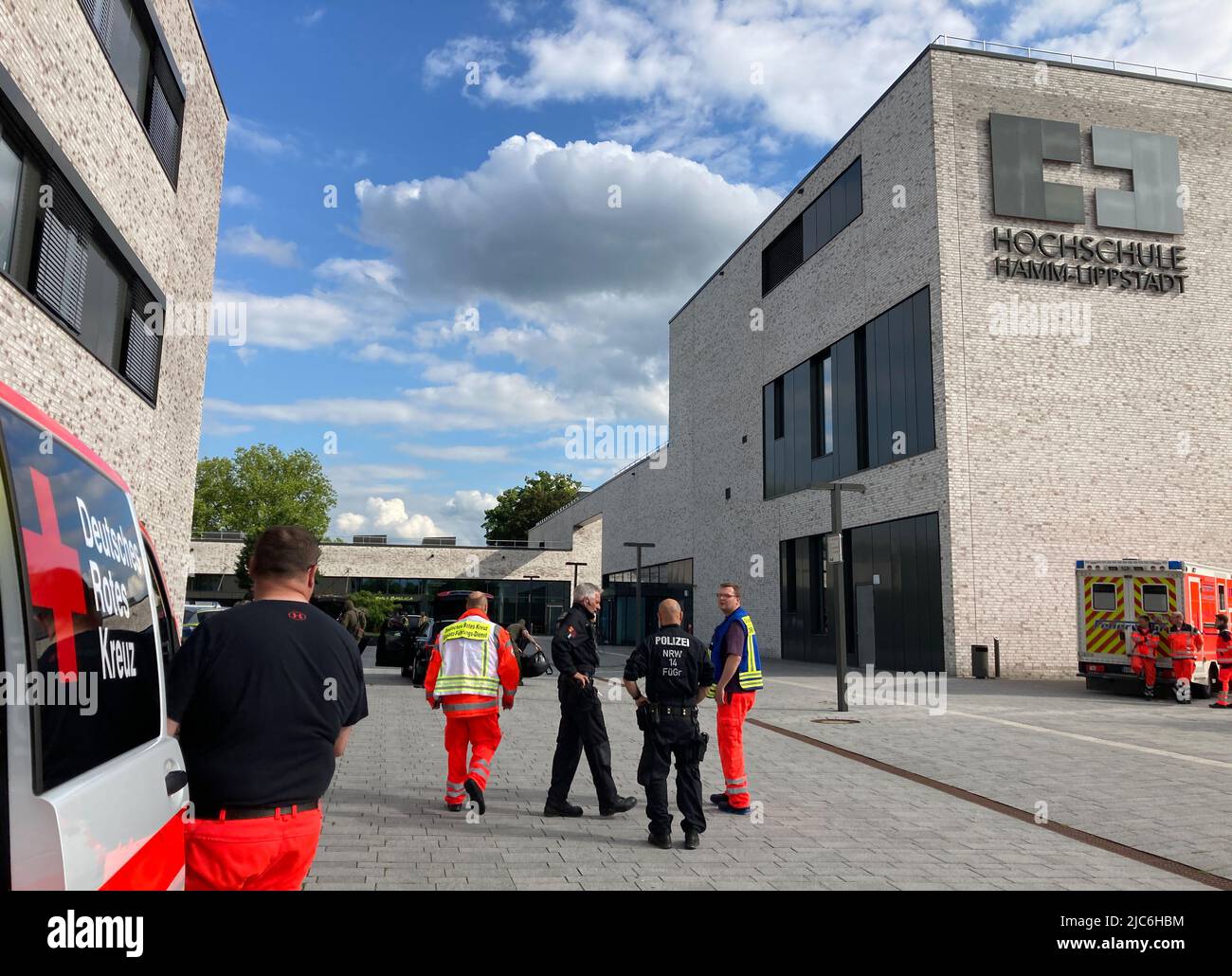 Hamm, Germania. 10th giugno 2022. Le forze di polizia sono in servizio presso la Hamm-Lippstadt University of Applied Sciences. Alla Hamm-Lippstadt University of Applied Sciences, un uomo di 34 anni ha attaccato diverse persone con un coltello e ferito quattro persone, alcune delle quali seriamente. Fu sovralimentato dagli studenti e tenuto fino a quando gli ufficiali di polizia lo arrestarono. Credit: Andreas Rother/Westfälischer Anzeiger/dpa/Alamy Live News Foto Stock