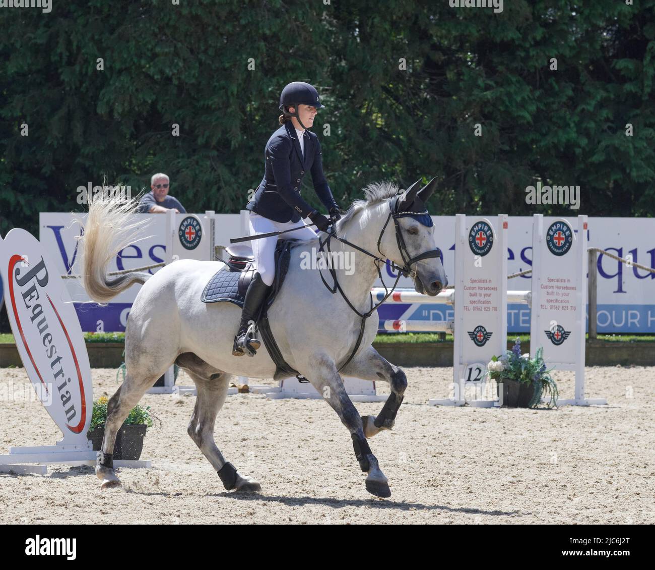 Cavalli e Riders al British Show Jumping Senior Season Opener, Bicton Arena, East Budleigh Salterton, Devon, Regno Unito. Credito: Will Tudor/Alamy Foto Stock