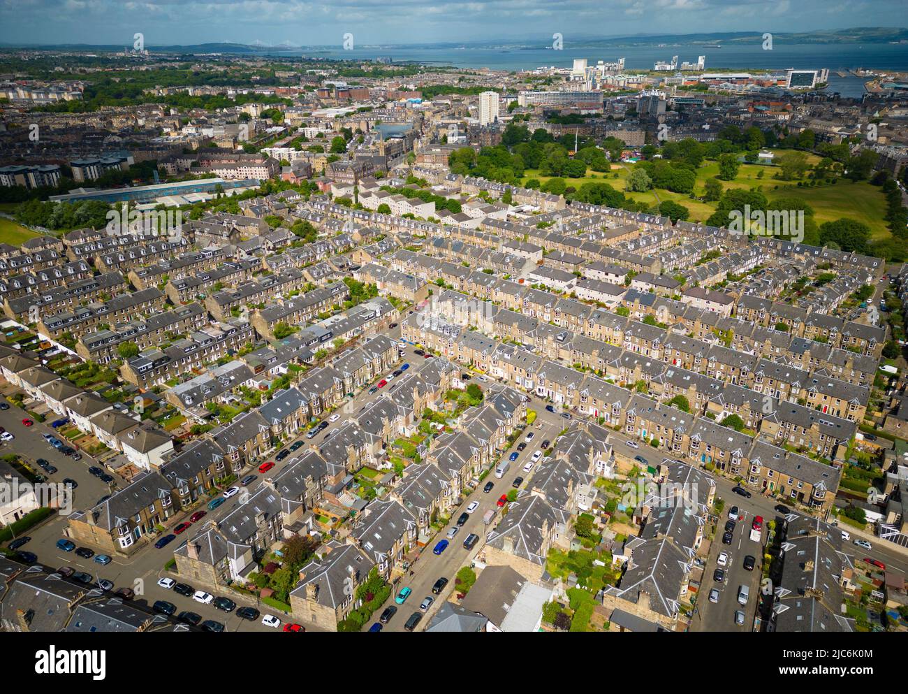 Vista aerea dal drone di densi alloggi urbani a Leith, Edimburgo, Scozia, Regno Unito Foto Stock