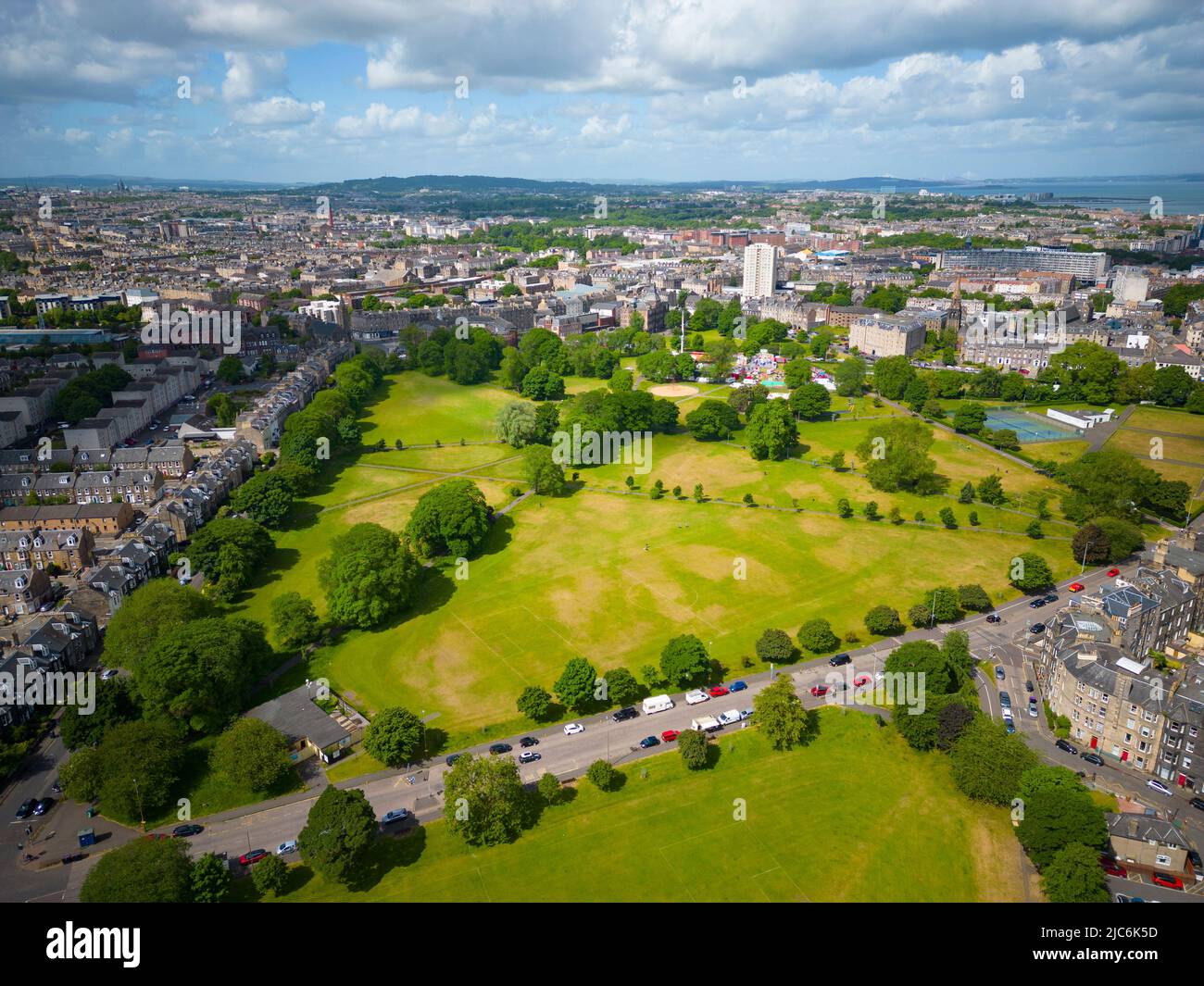 Vista aerea dal drone del parco Leith Links e dal quartiere Leith di Edimburgo, Scozia, Regno Unito Foto Stock