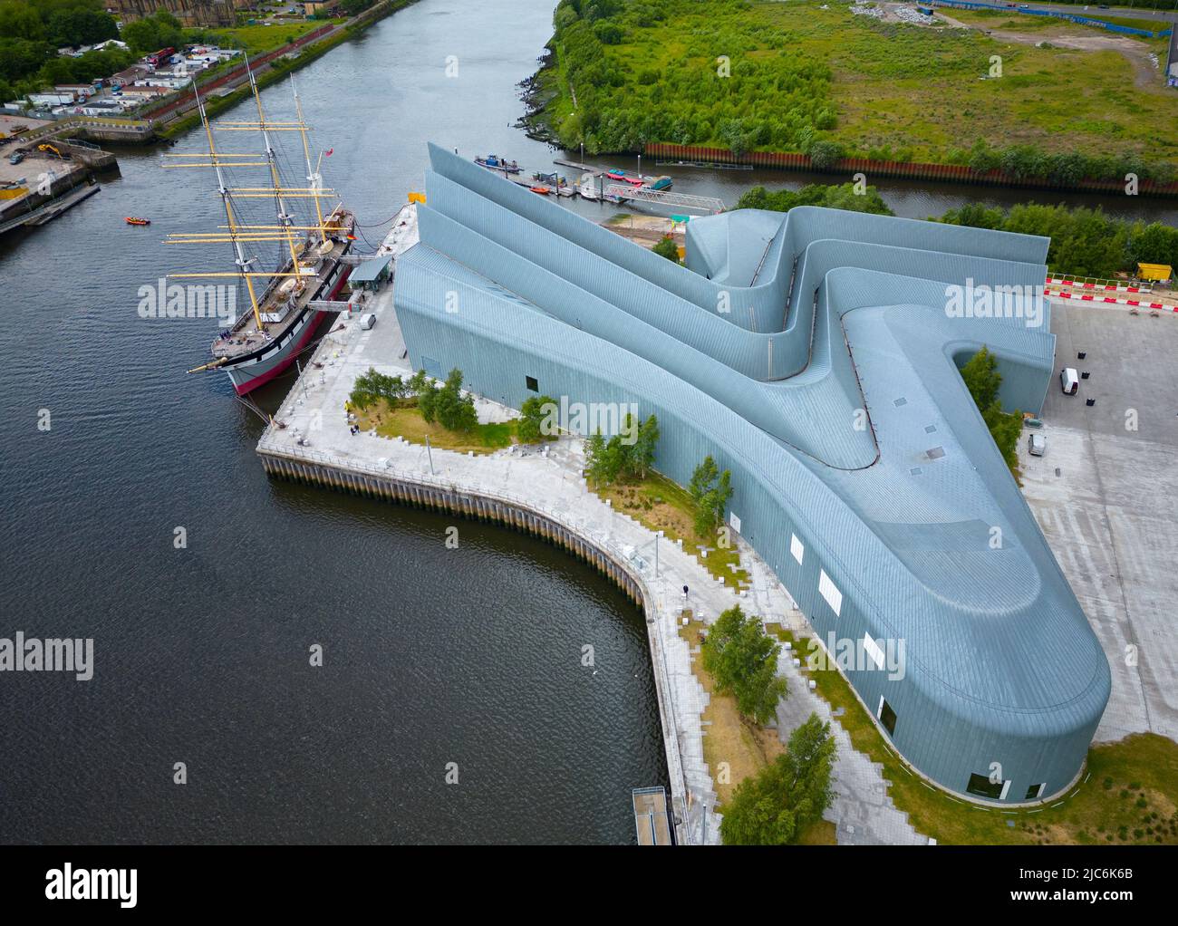 Veduta aerea del Riverside Museum of Transport sul fiume Clyde a Glasgow, Scozia, architetto Zaha Hadid. Foto Stock