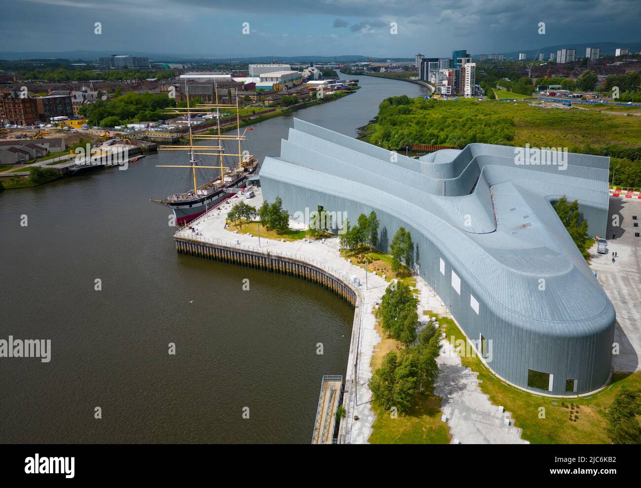 Veduta aerea del Riverside Museum of Transport sul fiume Clyde a Glasgow, Scozia, architetto Zaha Hadid. Foto Stock