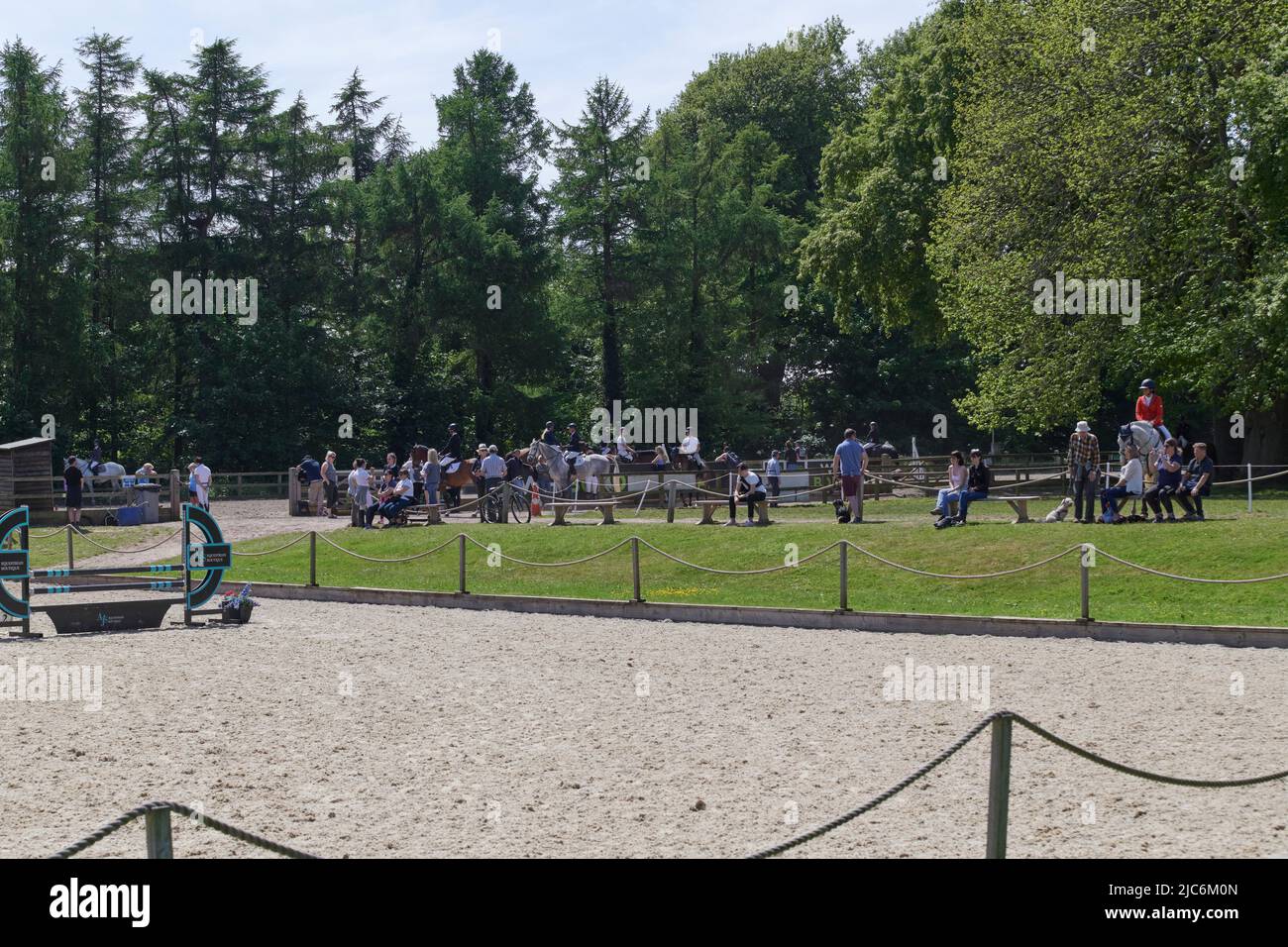 La folla si gode il sole e il British Show Jumping Senior Season Opener alla Bicton Arena, Devon, Regno Unito. Credito: Will Tudor/Alamy Foto Stock