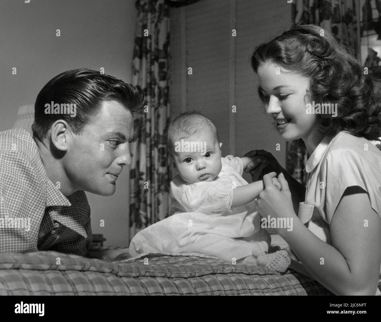 Tempio di Shirley, John Agar (marito), Linda Susan (figlia), in casa, circa 1948. Riferimento file n. 34145-945 Foto Stock