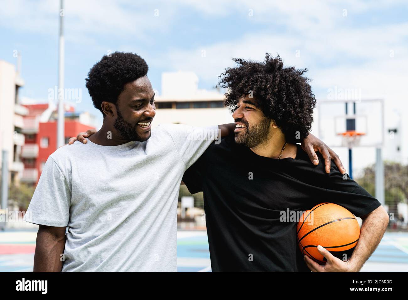 Amici afroamericani che giocano a basket all'aperto - Urban sport lifestyle Concept Foto Stock