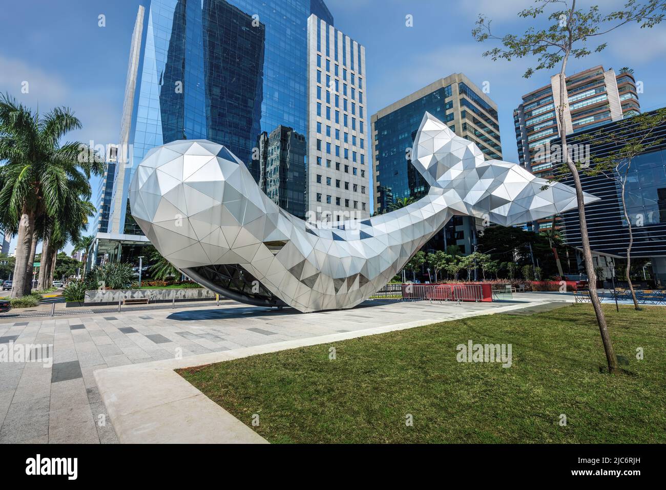 Balena metallica a Brigadeiro Faria Lima Avenue - creato da Pei Partnership Architects - Sao Paulo, Brasile Foto Stock