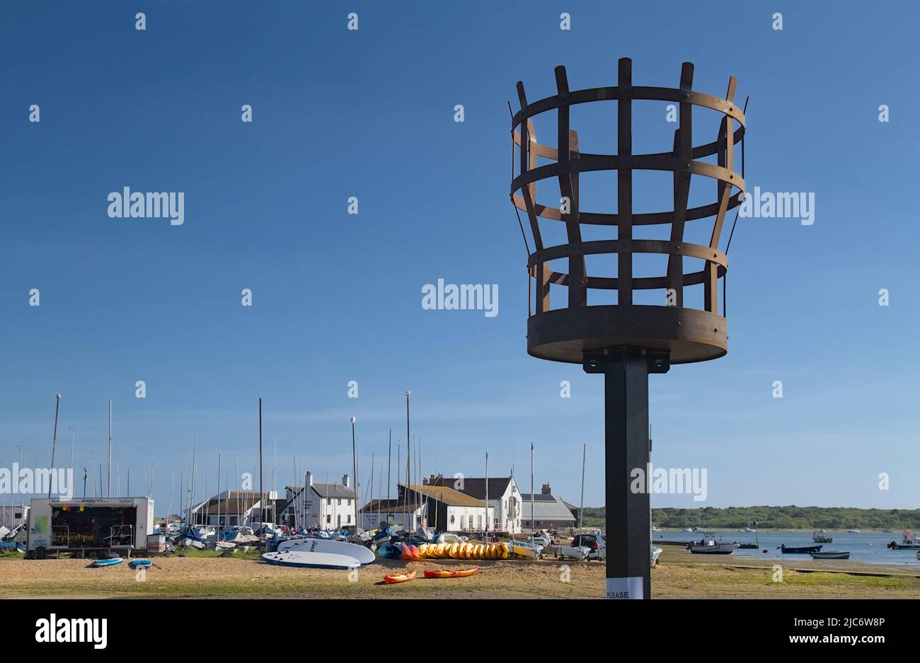 Vuoto Iron Queens Platinum Jubilee Beacon a Mudeford Quay con l'Haven Hotel in background, Christchurch UK Foto Stock