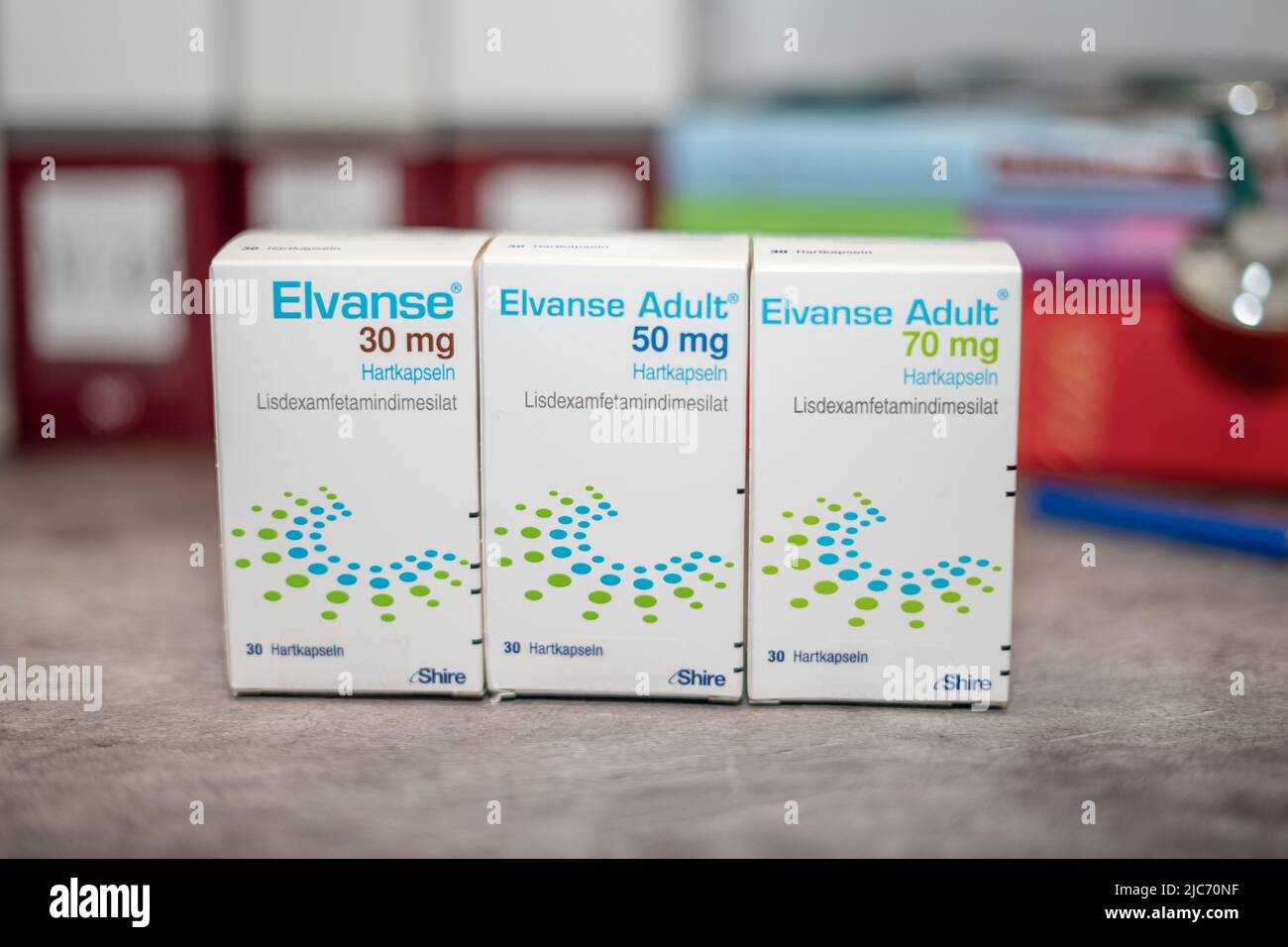 Scatola di farmaci di Elvanse contenente Lisdesamfetamine per il trattamento del disturbo da deficit di attenzione e iperattività, su un tavolo e in background differen Foto Stock