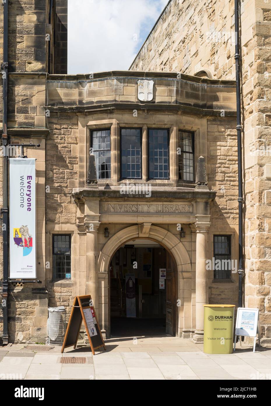 L'ingresso alla John Cosin Durham University Library, Palace Green, Durham City, Inghilterra, Regno Unito Foto Stock