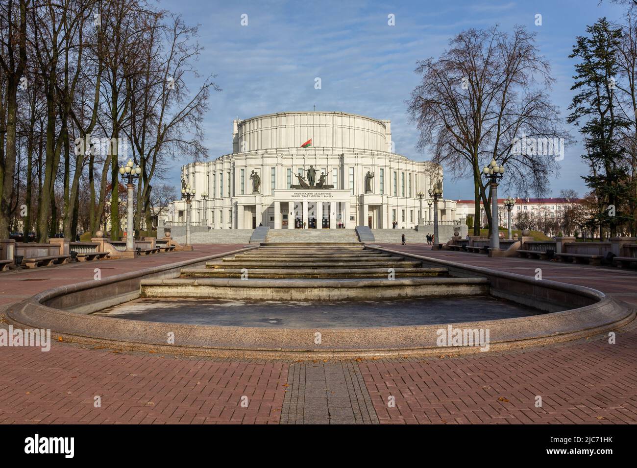 Minsk, Bielorussia, 04.11.21. Il Teatro Nazionale dell'Opera e del Balletto Accademico della Repubblica di Bielorussia, edificio monumentale. Foto Stock