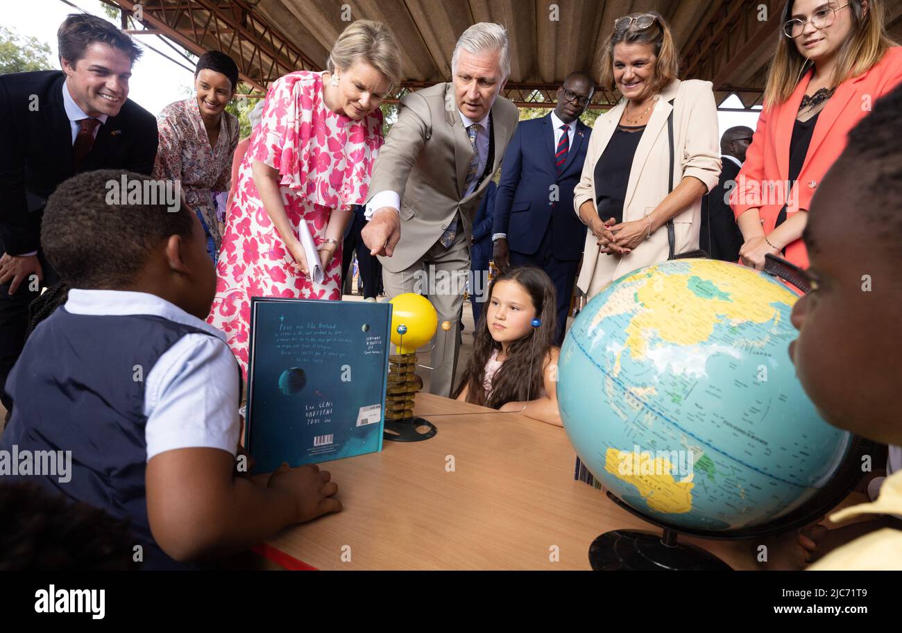 Repubblica Democratica del Congo. 10th giugno 2022. Segretario di Stato per la politica scientifica Thomas Dermine, Ministro per la cooperazione allo sviluppo Meryame Kitir, Regina Mathilde del Belgio e Re Philippe-Filip del Belgio raffigurati durante una visita alla scuola privata Ecole Belge di Lubumbashi, Durante una visita ufficiale della coppia reale belga nella Repubblica Democratica del Congo, venerdì 10 giugno 2022. Il Re e la Regina Belga visiteranno Kinshasa, Lubumbashi e Bukavu dal 7th giugno al 13th giugno. BELGA PHOTO BENOIT DOPPAGNE Credit: Belga News Agency/Alamy Live News Foto Stock