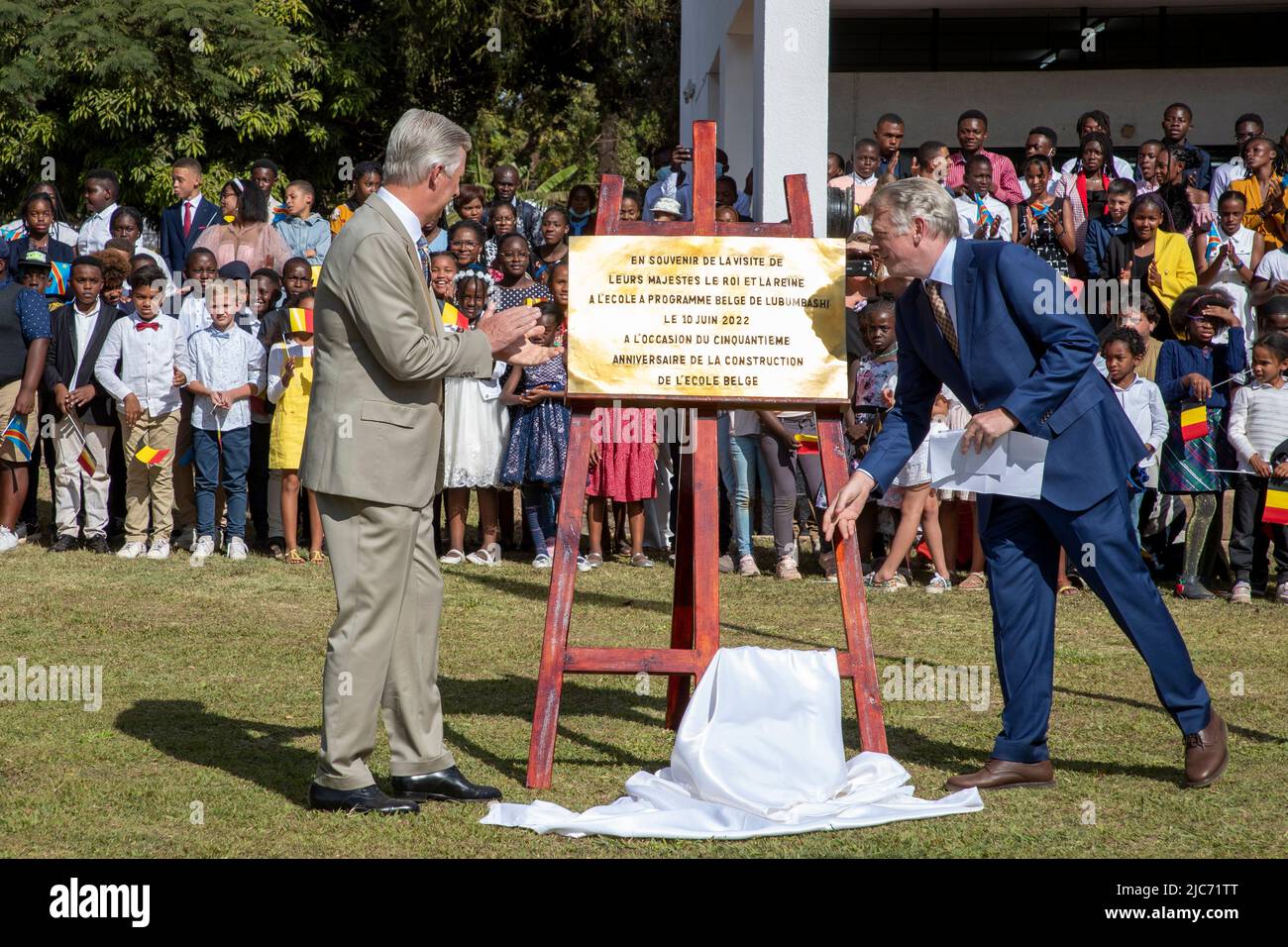 Repubblica Democratica del Congo. 10th giugno 2022. Re Philippe - Filip del Belgio e (L) raffigurati durante una visita alla scuola privata 'Ecole Belge' di Lubumbashi, durante una visita ufficiale della coppia reale belga nella Repubblica Democratica del Congo, venerdì 10 giugno 2022. Il Re e la Regina Belga visiteranno Kinshasa, Lubumbashi e Bukavu dal 7th giugno al 13th giugno. FOTO DI BELGA NICOLAS MAETERLINCK Credit: Belga News Agency/Alamy Live News Foto Stock