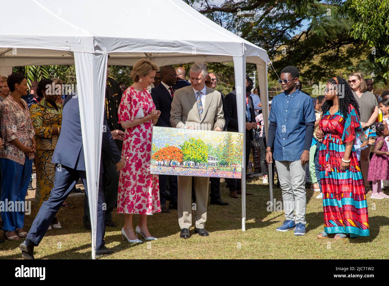 Repubblica Democratica del Congo. 10th giugno 2022. Regina Mathilde del Belgio e Re Philippe - Filip del Belgio raffigurato durante una visita alla scuola privata 'Ecole Belge' di Lubumbashi, durante una visita ufficiale della coppia reale belga nella Repubblica Democratica del Congo, venerdì 10 giugno 2022. Il Re e la Regina Belga visiteranno Kinshasa, Lubumbashi e Bukavu dal 7th giugno al 13th giugno. FOTO DI BELGA NICOLAS MAETERLINCK Credit: Belga News Agency/Alamy Live News Foto Stock