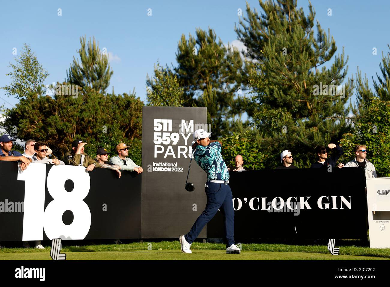 Hennie Du Plessis tee off the 18th buche durante il secondo giorno della LIV Golf Invitational Series al Centurion Club, Hertfordshire. Data foto: Venerdì 10 giugno 2022. Foto Stock